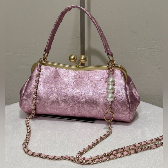 Metallic Fuchsia Cowhide Leather Spiral Embossed Kisslock Baguette Bag/Crossbody - Picture 4 of 12